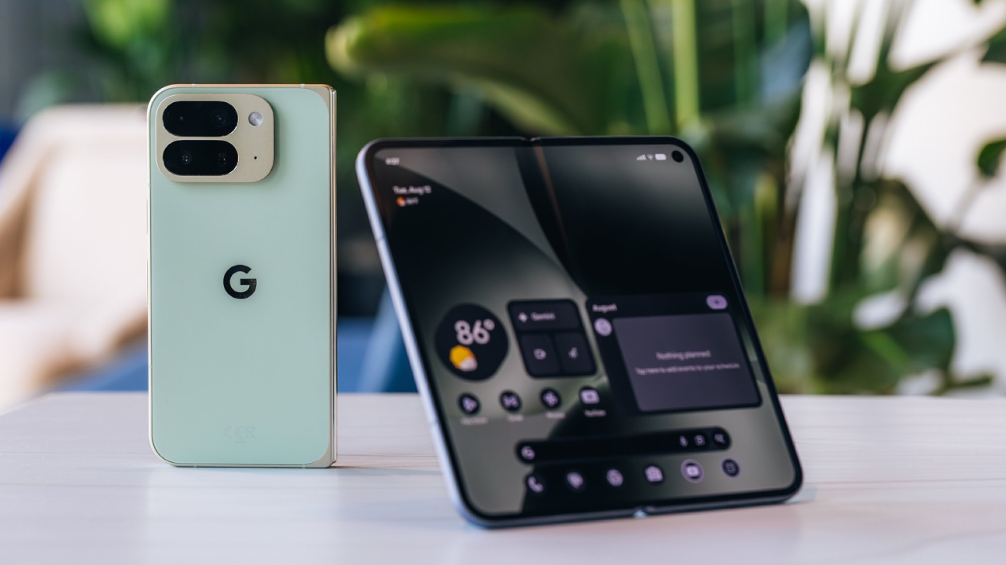 Google Pixel 10 Pro Fold, keduanya dilipat dan dibuka bersebelahan