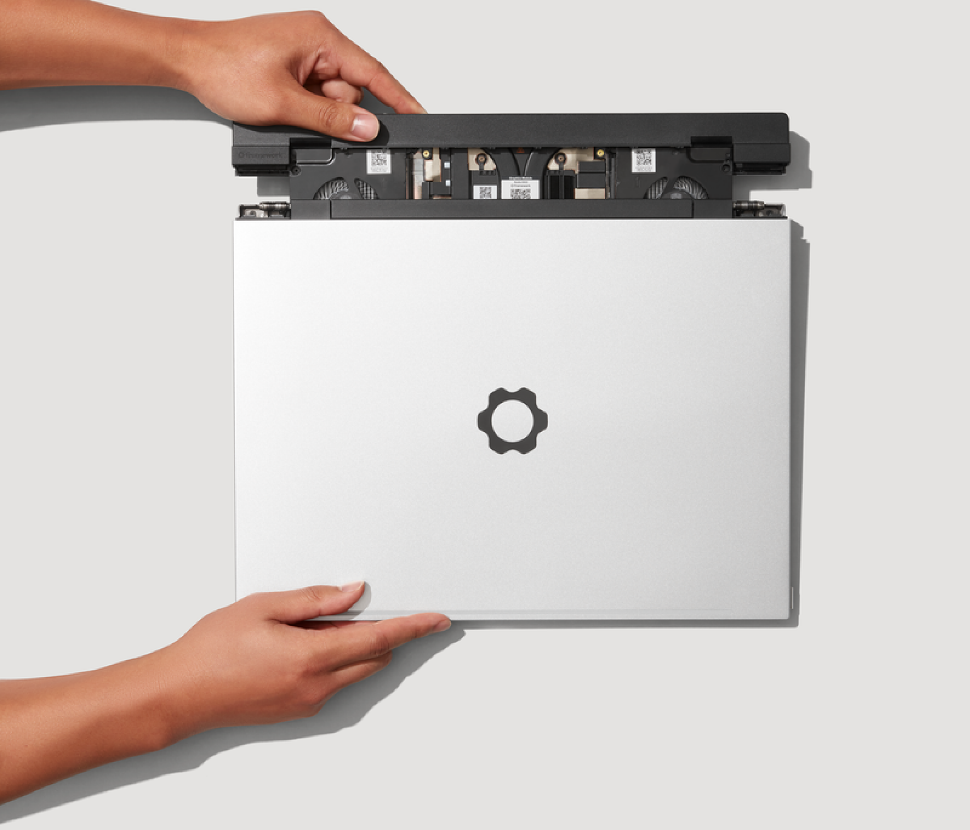 Seseorang yang meluncur keluar modul grafis Laptop 16 Kerangka