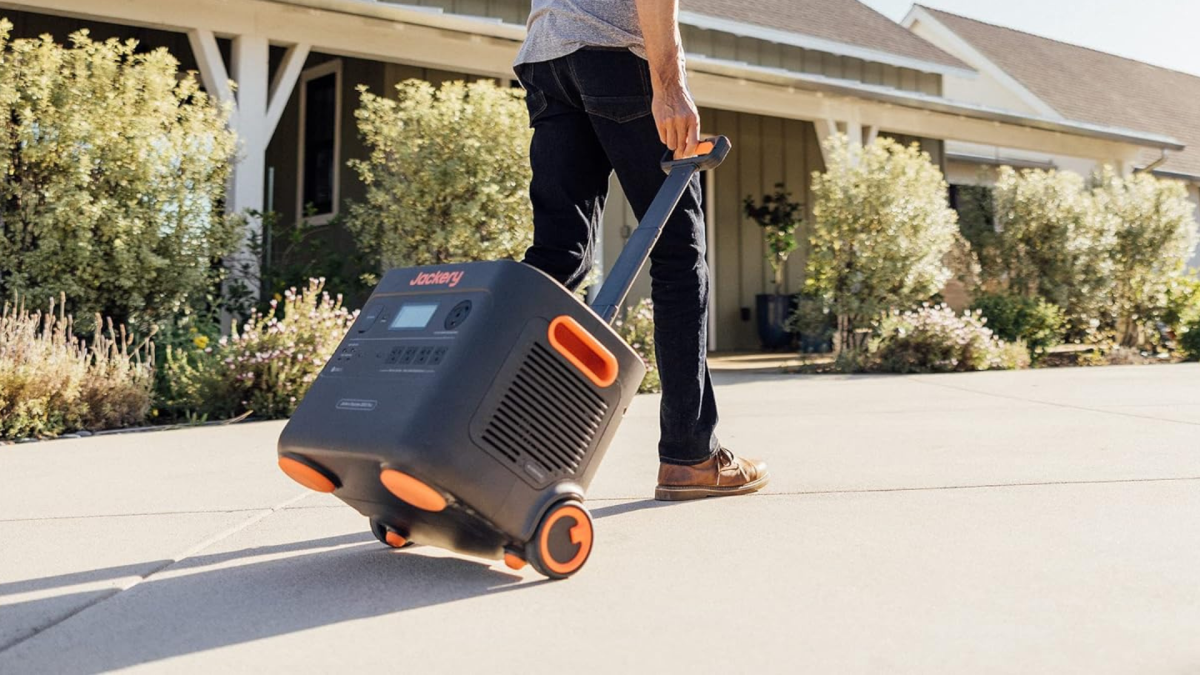 Skor Jackery Solar Generator 2000 Plus untuk harga terbaiknya – sekarang $ 1.500 di Amazon