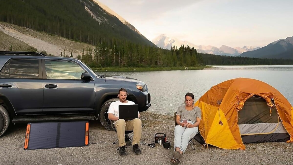 Pembangkit Listrik Portabel Jackery Explorer 300 dengan panel surya 100W dijual di Amazon dengan harga di bawah $ 300