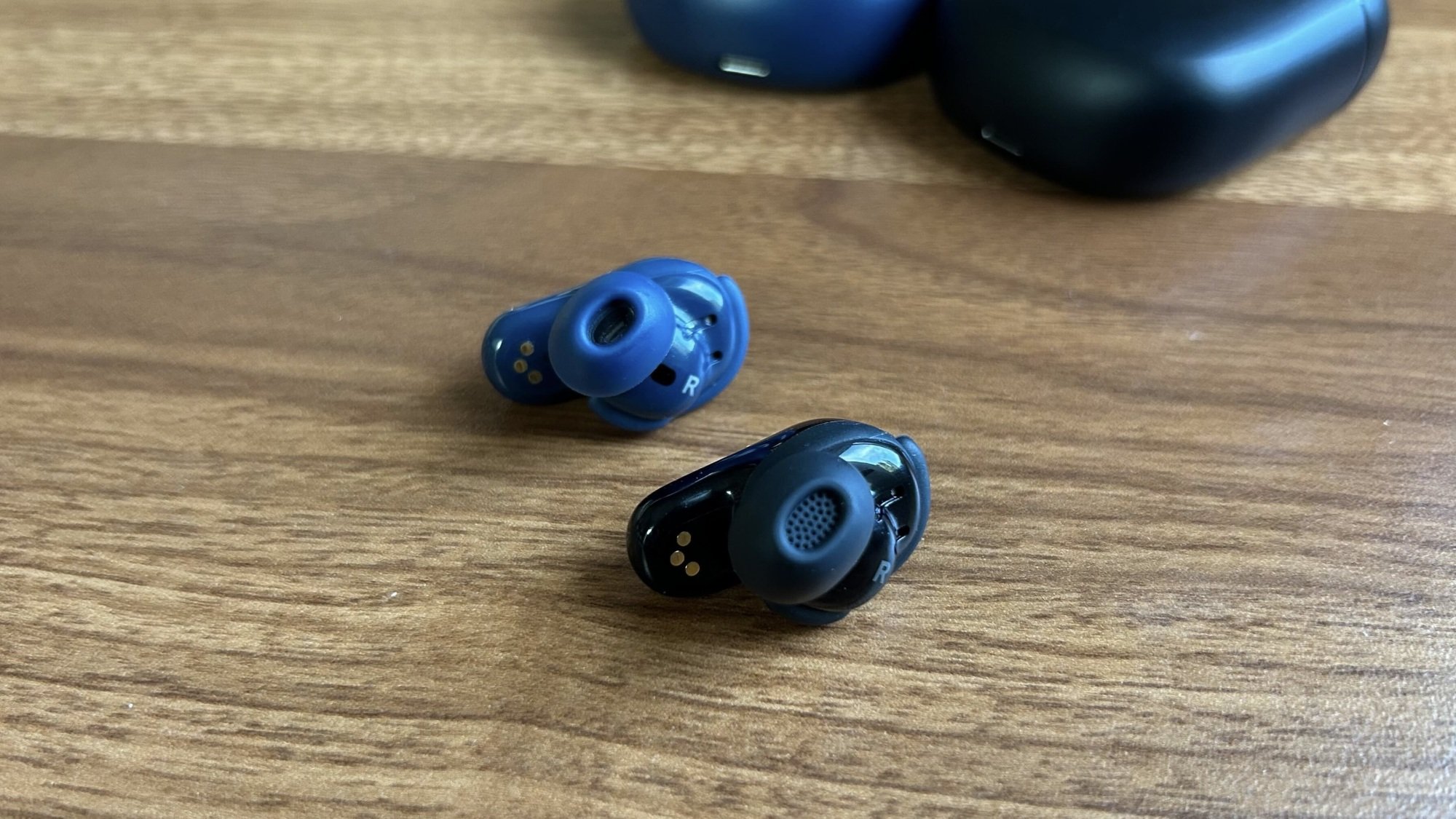 Blue QC Ultra Earbud dan Black QC Ultra Gen 2 Earbud
