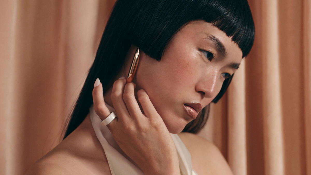 Oura baru saja menjatuhkan cincin keramik baru dalam 4 warna cantik-ditambah dukungan multi-ring akhirnya ada di sini