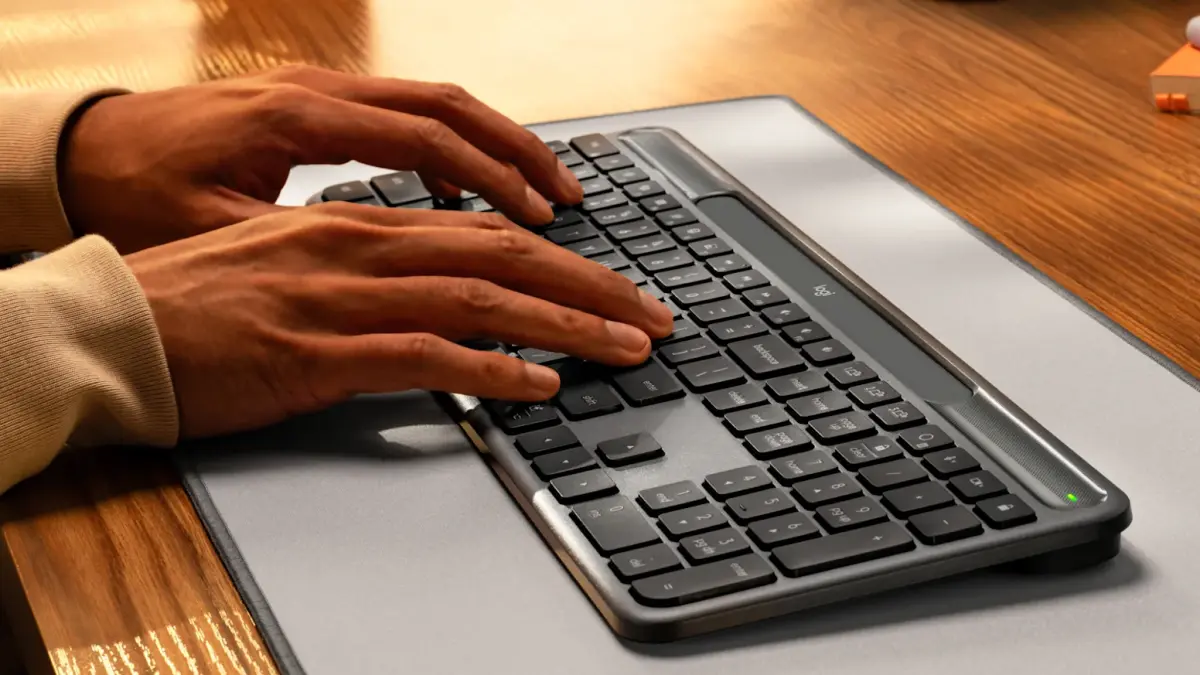 Logitech melepaskan keyboard bertenaga surya dan dapat diperbaiki