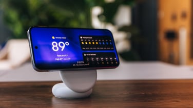 Google Pixel 10 di Stand Pengisian Pixelsnap