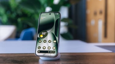 Google Pixel 10 di Stand Pengisian Pixelsnap