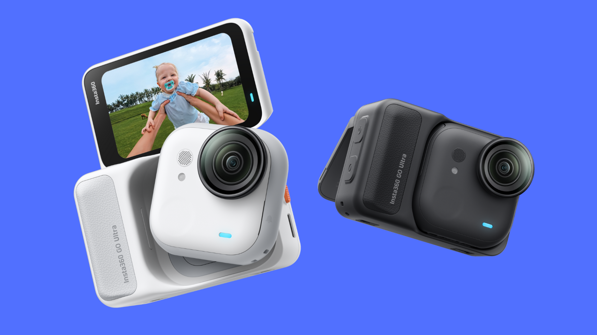 Dua Insta360 pergi ultras putih dan hitam di pod aksi mereka dengan latar belakang biru.