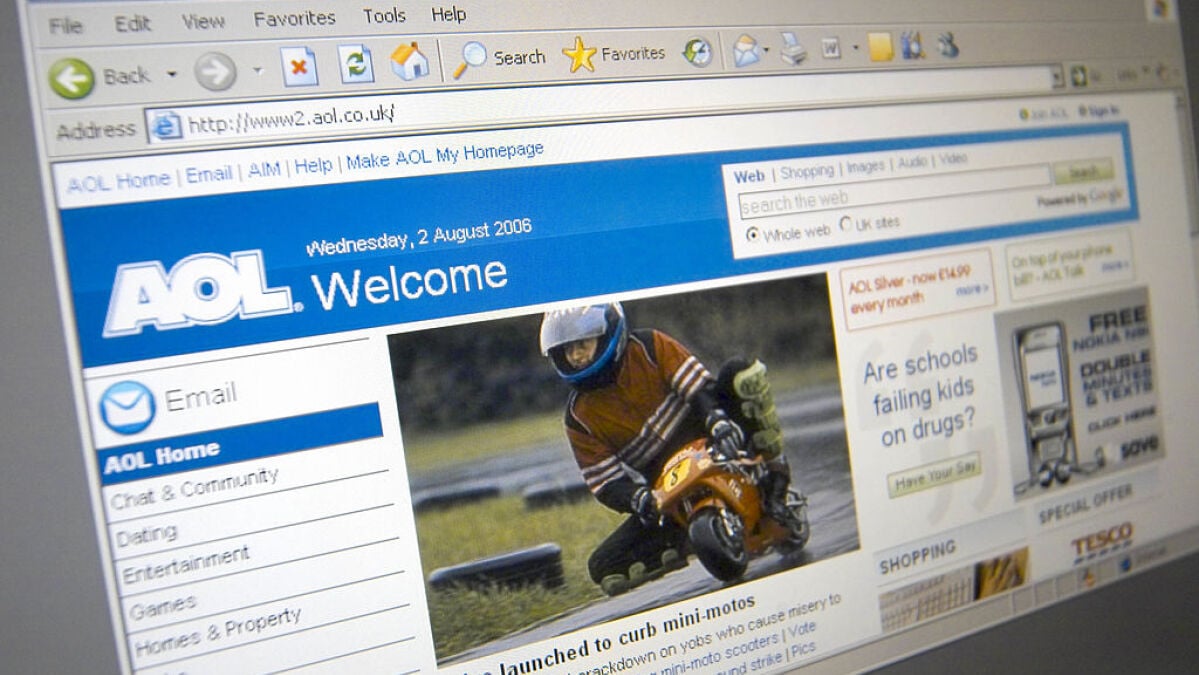 Berapa biaya layanan dial-up AOL pada tahun 2025