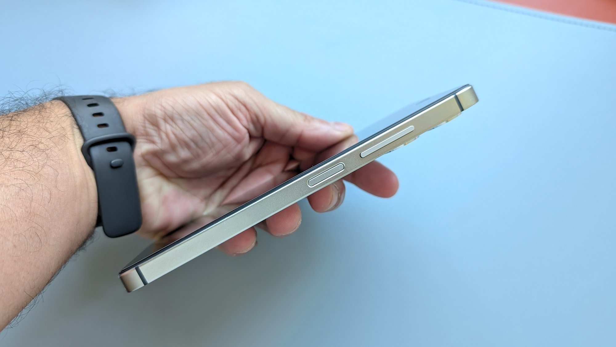 Smartphone Nuu N10 terlihat dari samping di tangan manusia