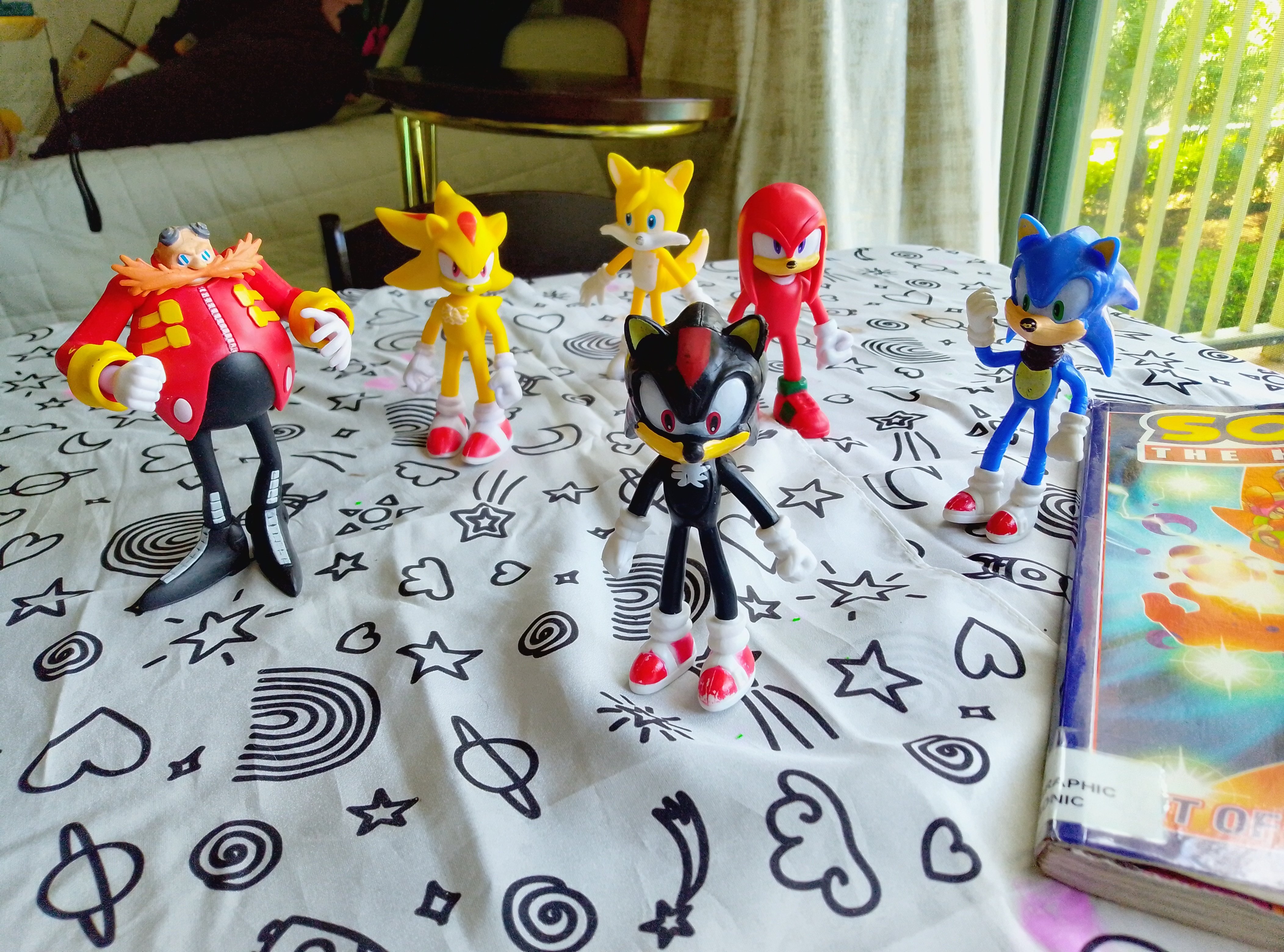 Figurin Sonic Difoto oleh Smartphone Nuu N10