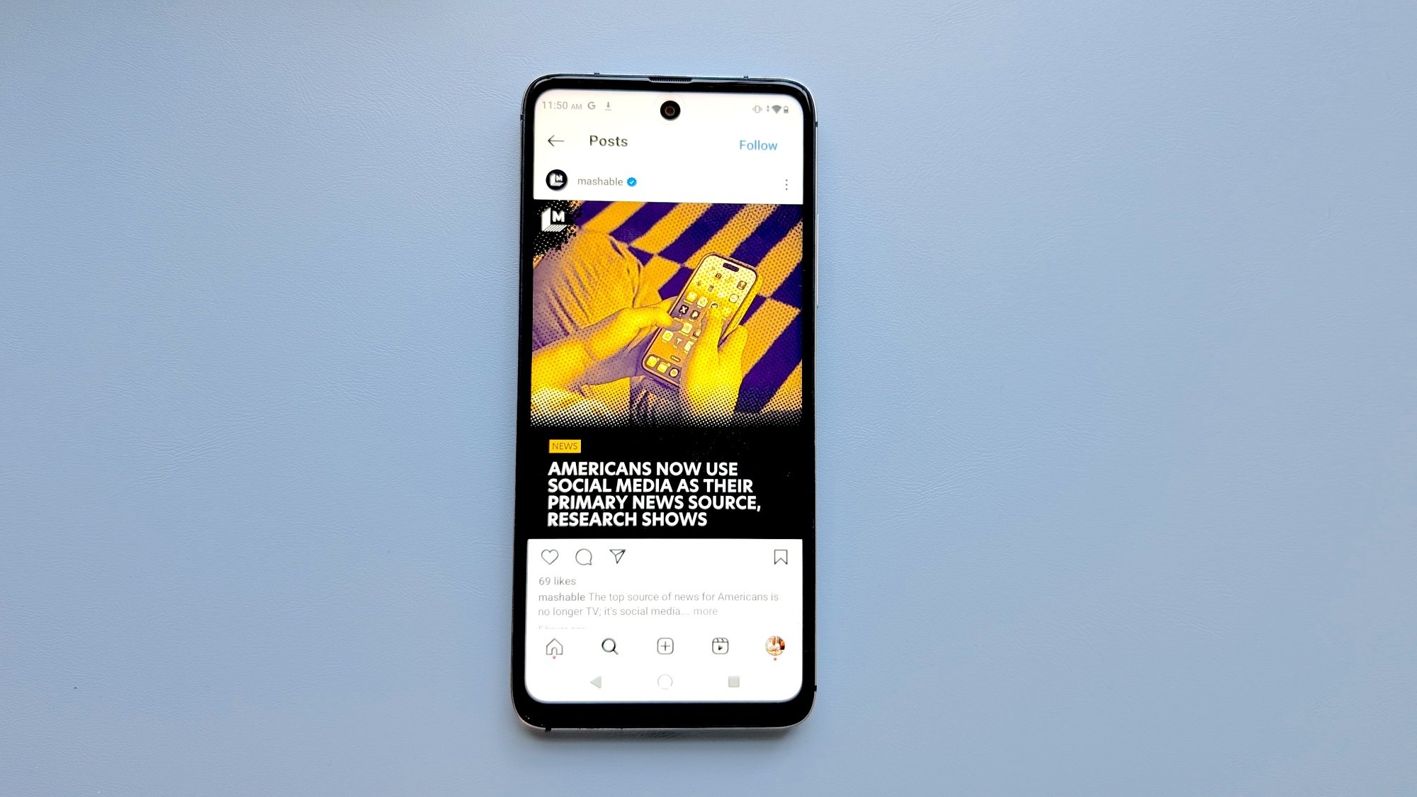Smartphone Nuu N10 dengan Instagram Mashable dipajang
