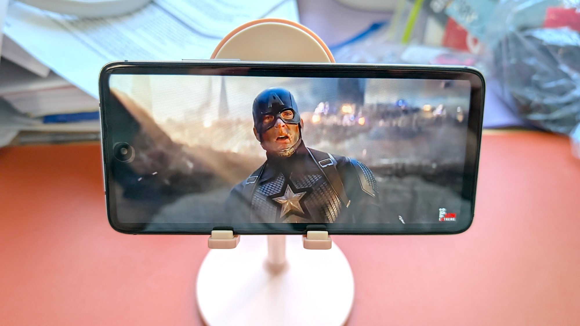 Marvels Infinity War di layar smartphone Nuu N10
