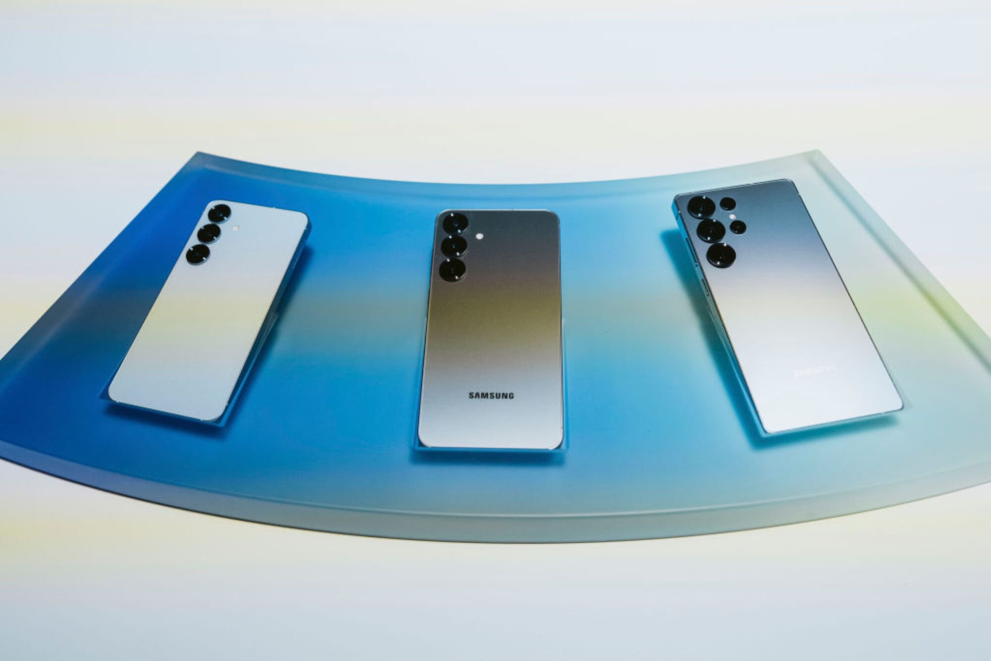 Ponsel Samsung Galaxy S25 berbaris secara horizontal di atas meja
