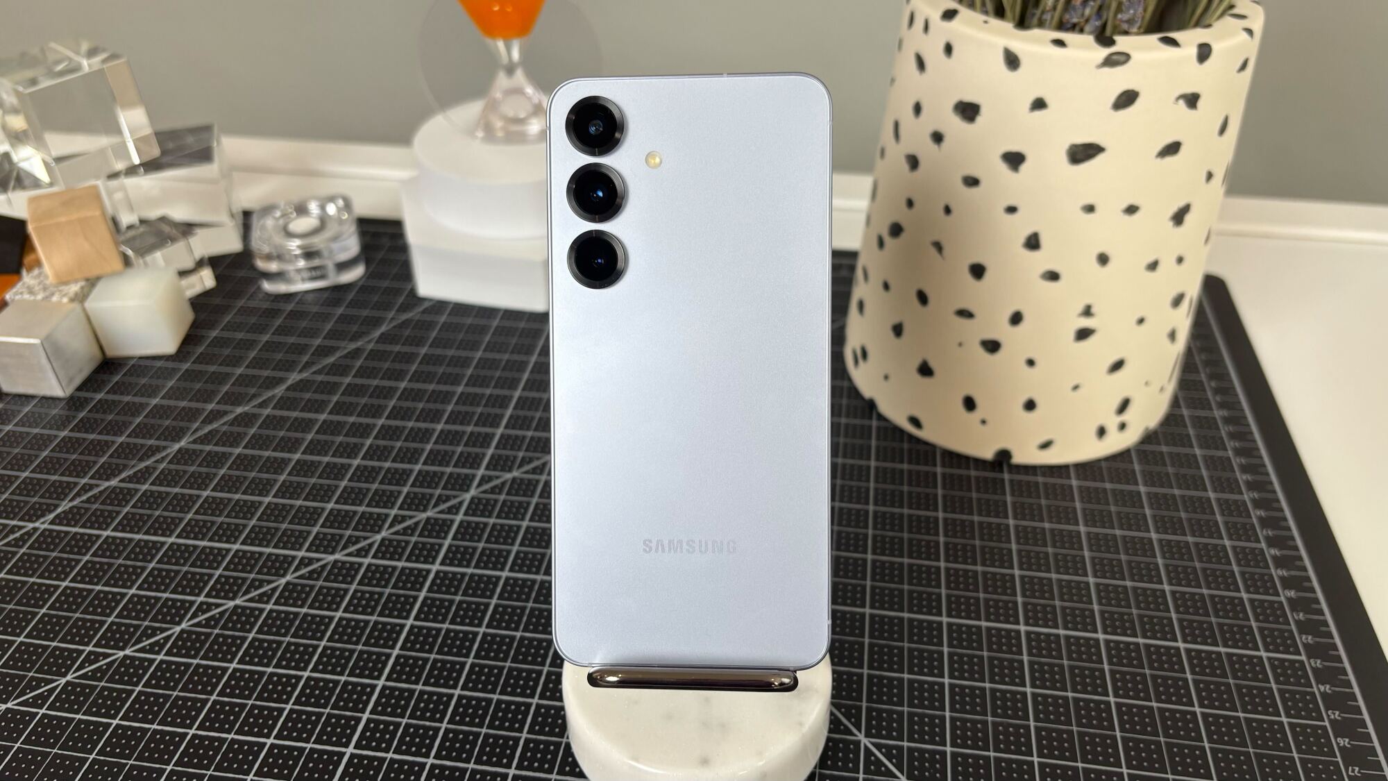 Samsung Galaxy S25 di meja