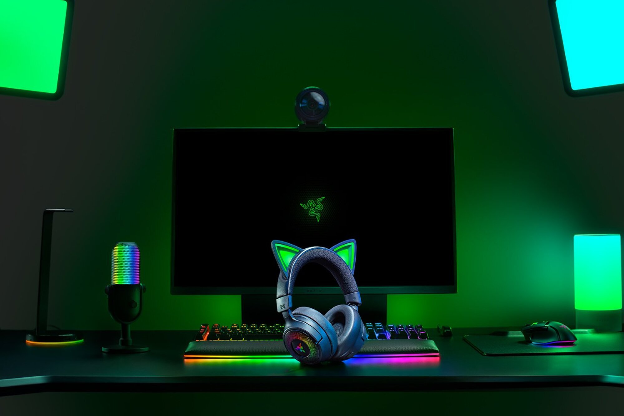 Razer Kraken Kitty V3 Pro dalam pengaturan game PC gelap