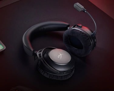 Headset gaming hyperx cloud alpha 2 dengan mikrofon di atas meja