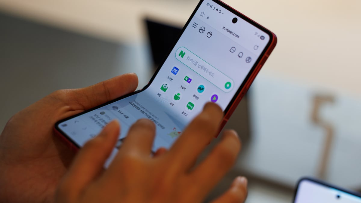 Layar flip penutup Z yang lebih tua baru saja mendapat peningkatan besar -besaran