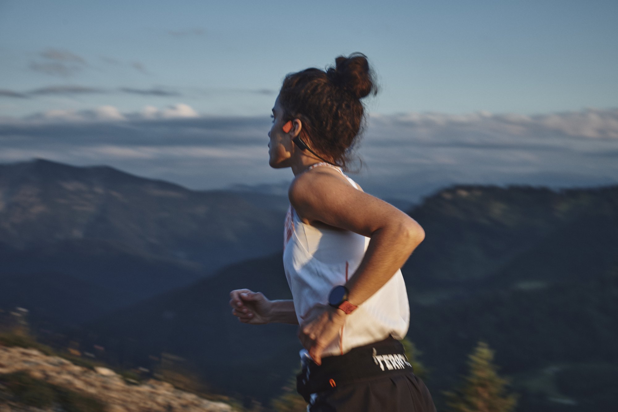 Headphone Suunto Wing 2 di Kepala Runner