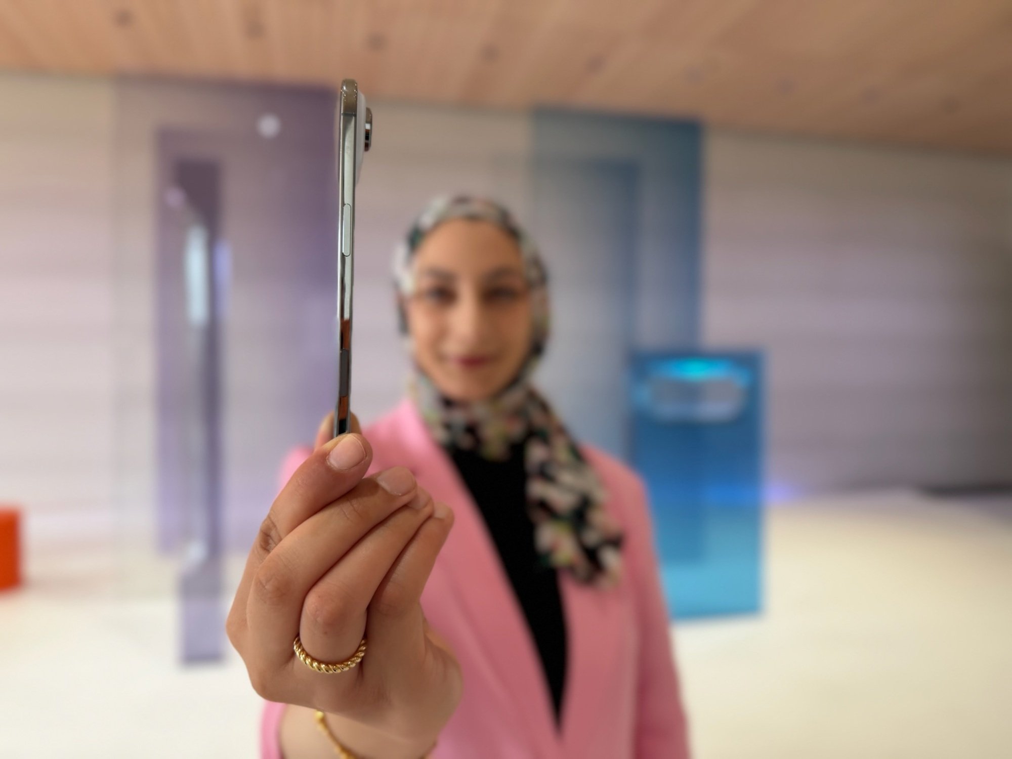 Reporter CNET Abrar al-heeti memegang udara iPhone