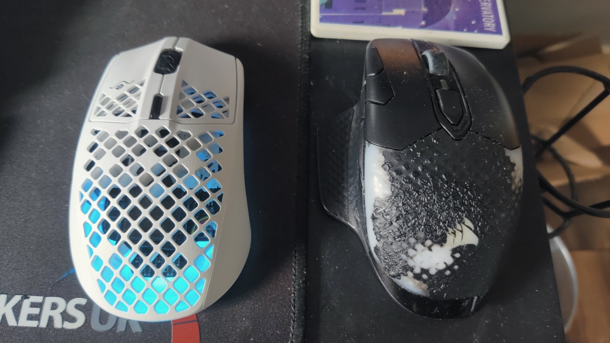 Steelseries Aerox 3 Wireless Gaming Mouse di sebelah Corsair Dark Core RGB Pro yang sudah usang