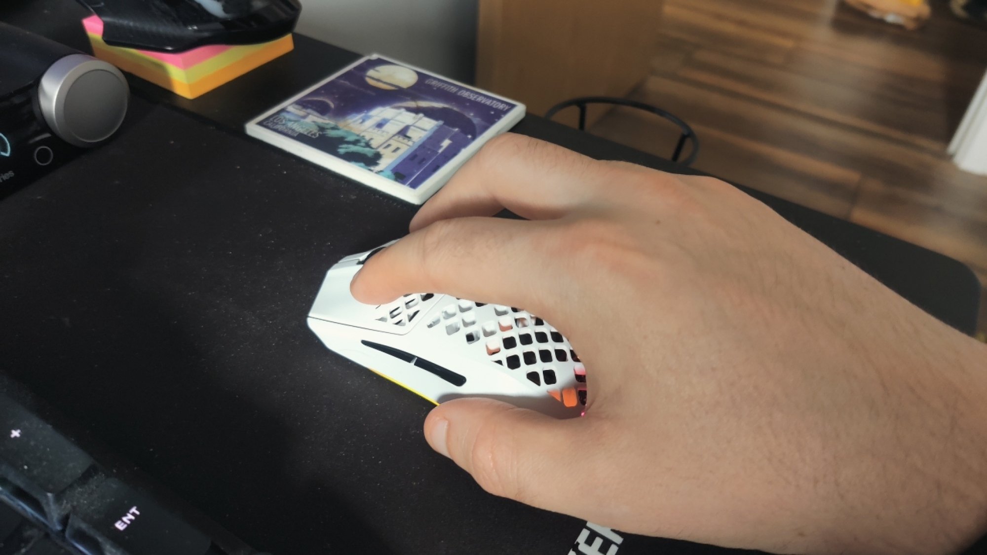 Memegang Steelseries Aerox 3 Wireless Gaming Mouse dengan pegangan cacat