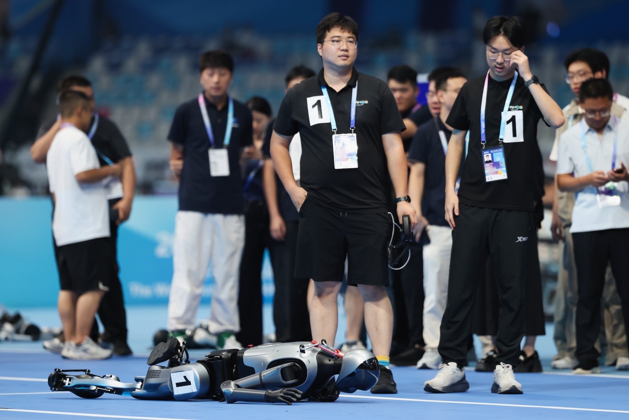 Sebuah robot terletak di trek di game robot Humanoid World 2025.