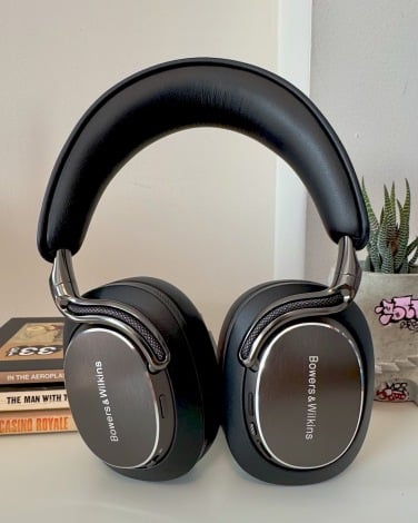 Headphone Bowers & Wilkins PX8 S2 dengan tumpukan buku