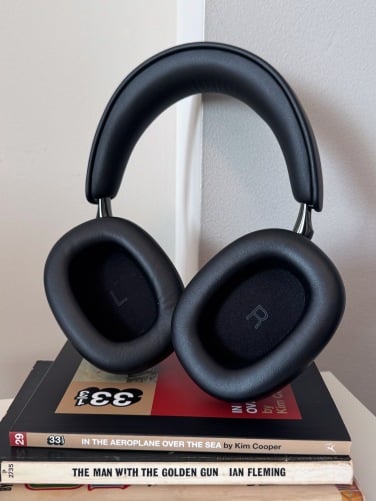 Headphone Bowers & Wilkins PX8 S2 dengan tumpukan buku