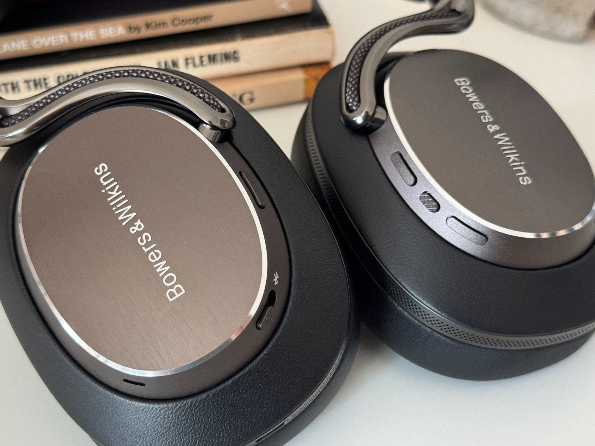 Detail bagus tentang headphone Bowers & Wilkins PX8 S2