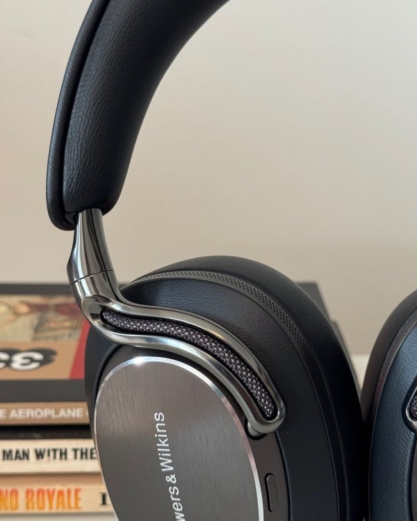 Tampilan dekat dari headphone Bowers & Wilkins PX8 S2