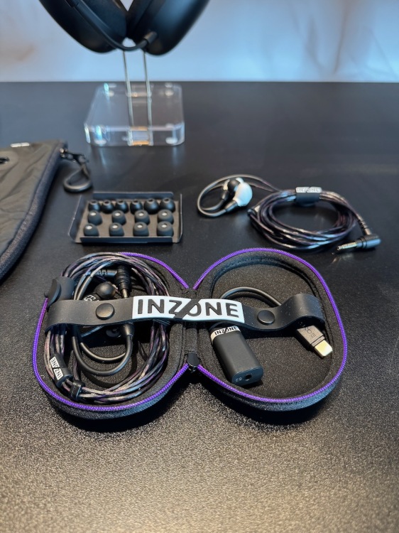 sony inzone e9 earbud game in-ear dengan aksesori dan kabel