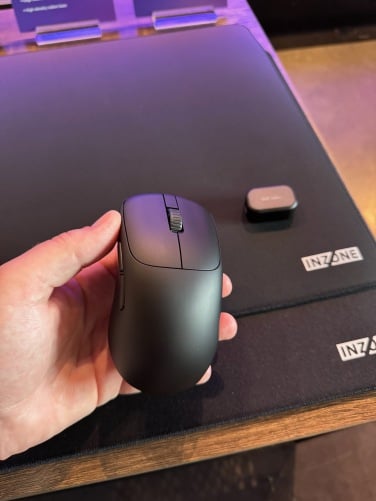 Sony Inzone Mouse-A di tangan