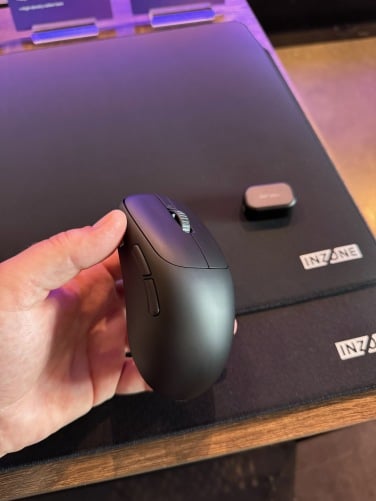 Sony Inzone Mouse-A di tangan