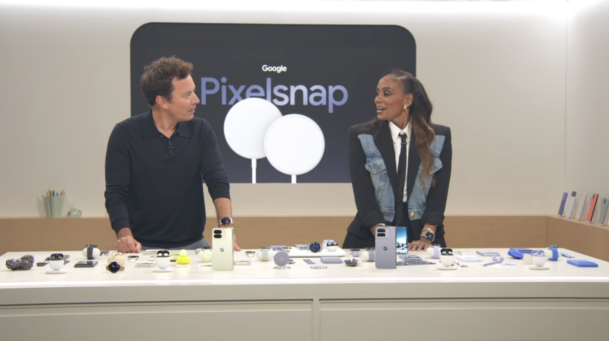 Jimmy Fallon dan orang Google yang mendemonstrasikan Pixelsnap di Made By Google
