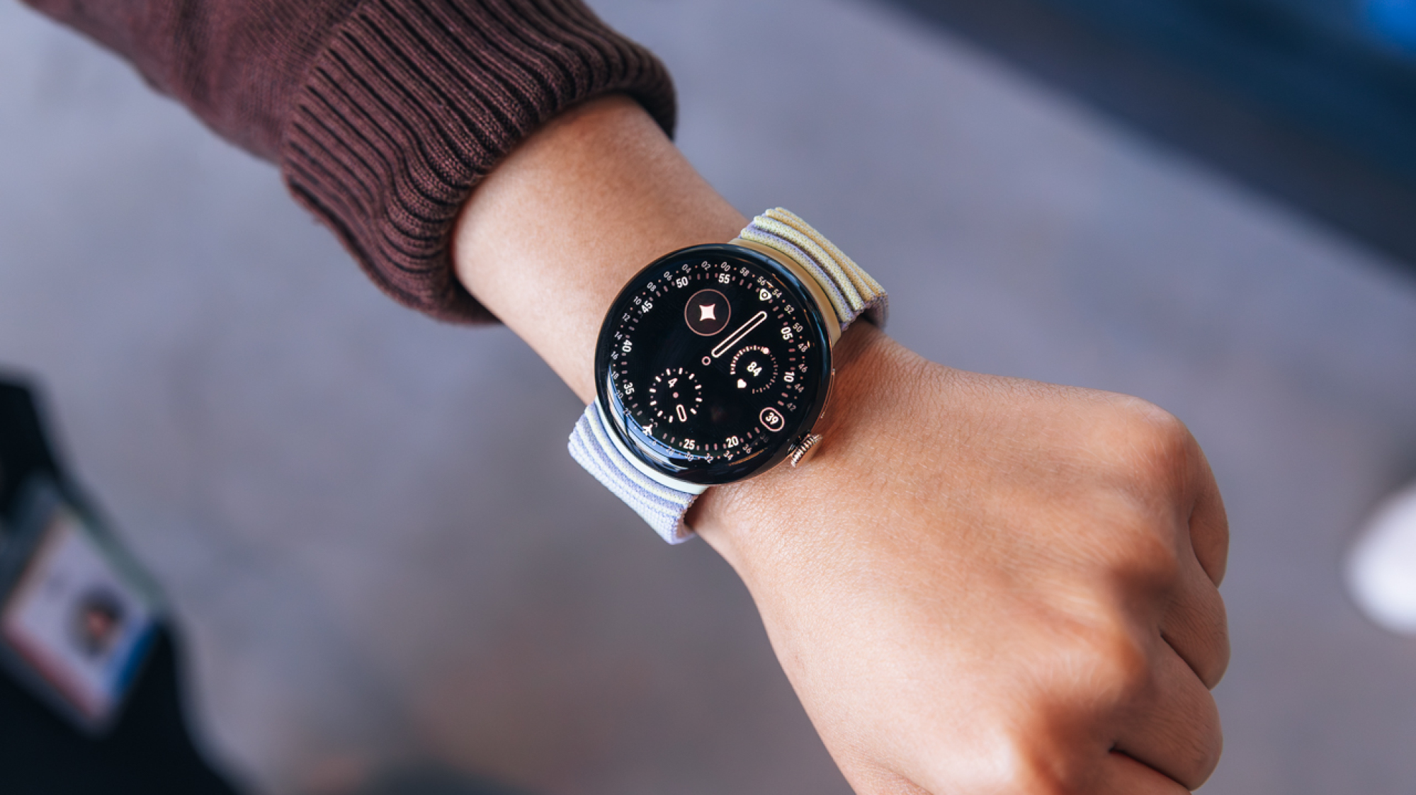 Seseorang yang memakai Google Pixel Watch 4 di pergelangan tangan mereka