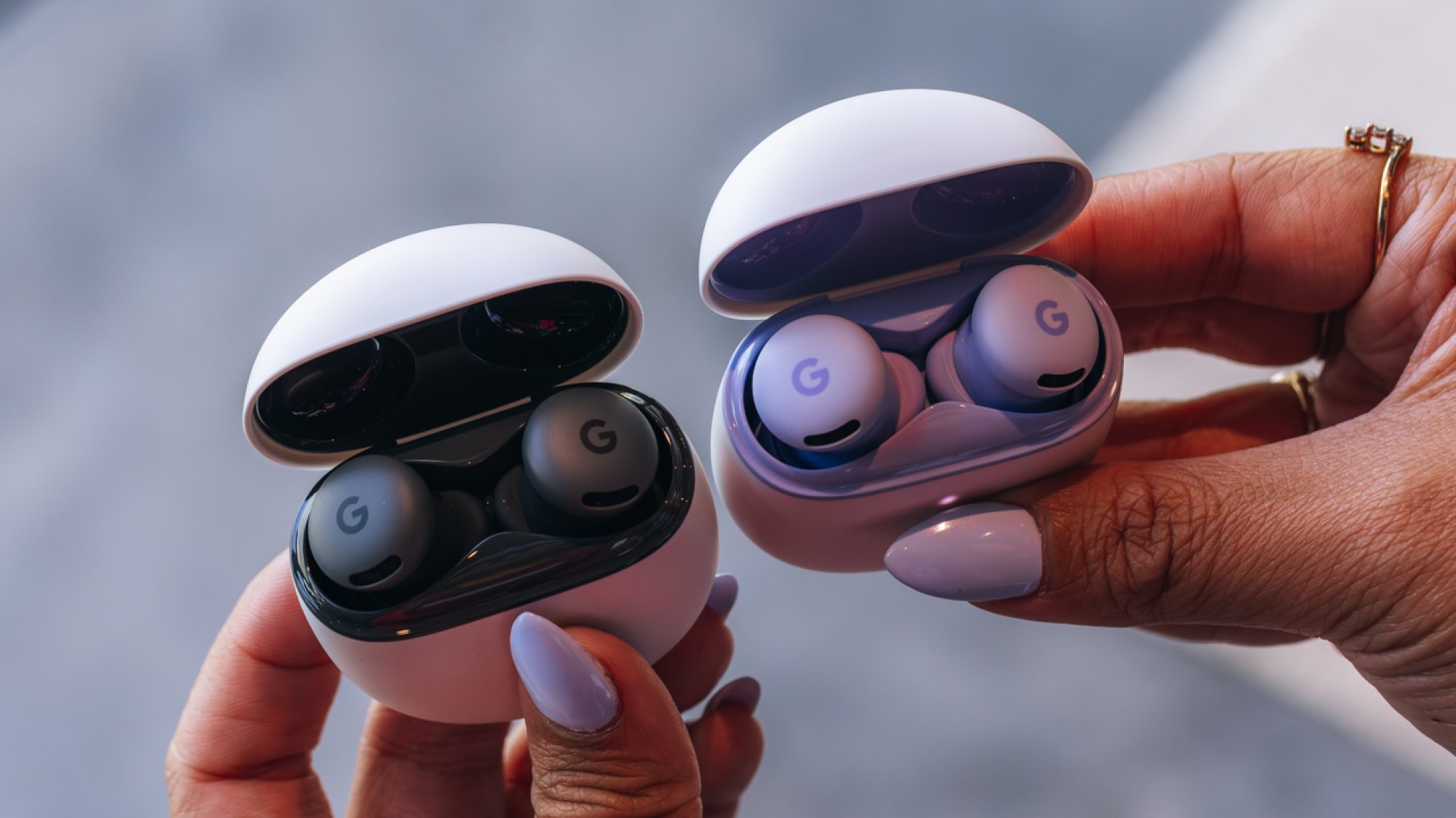 Pixel Buds 2a dalam warna hitam dan iris