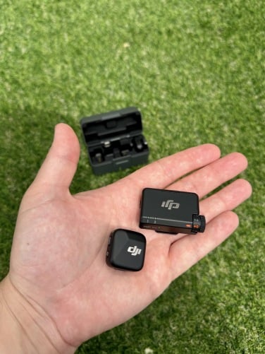 dji mic mini dan penerima di tangan