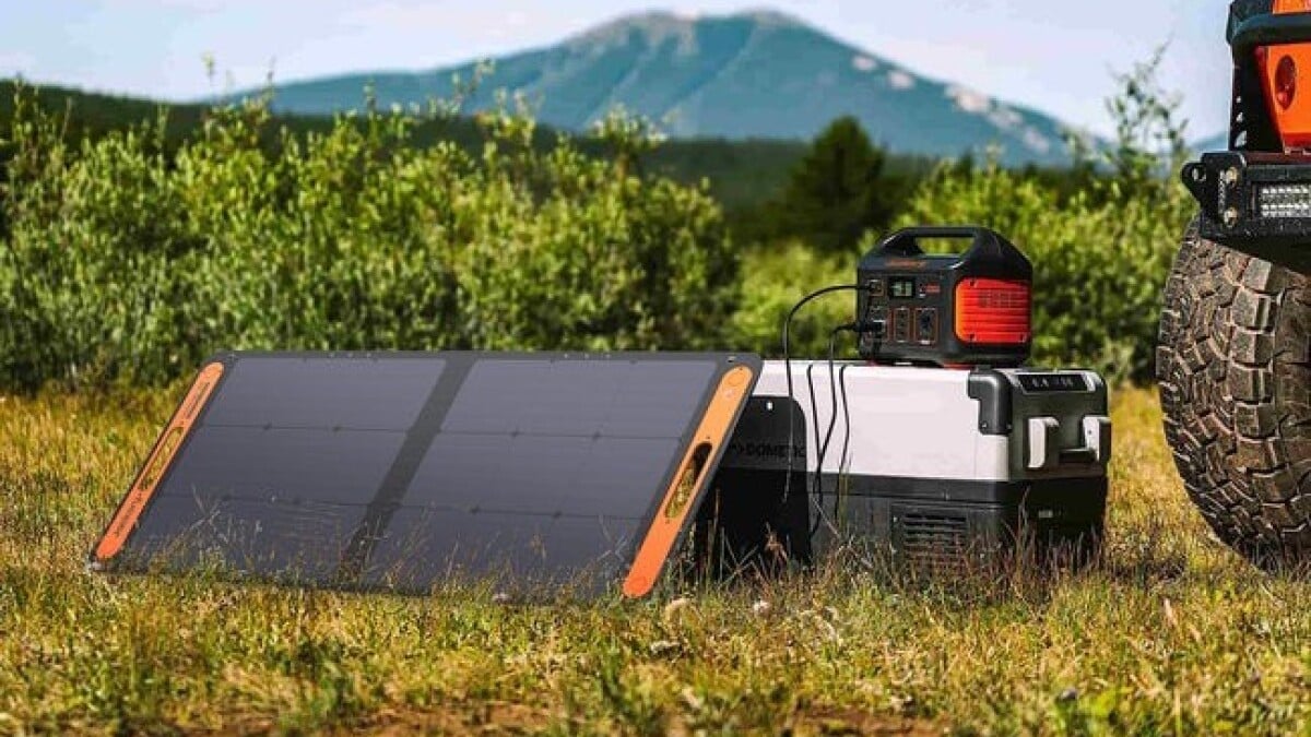 Pembangkit Listrik Portabel Jackery Explorer 500 dengan panel surya 100W duduk dengan harga rendah di Amazon
