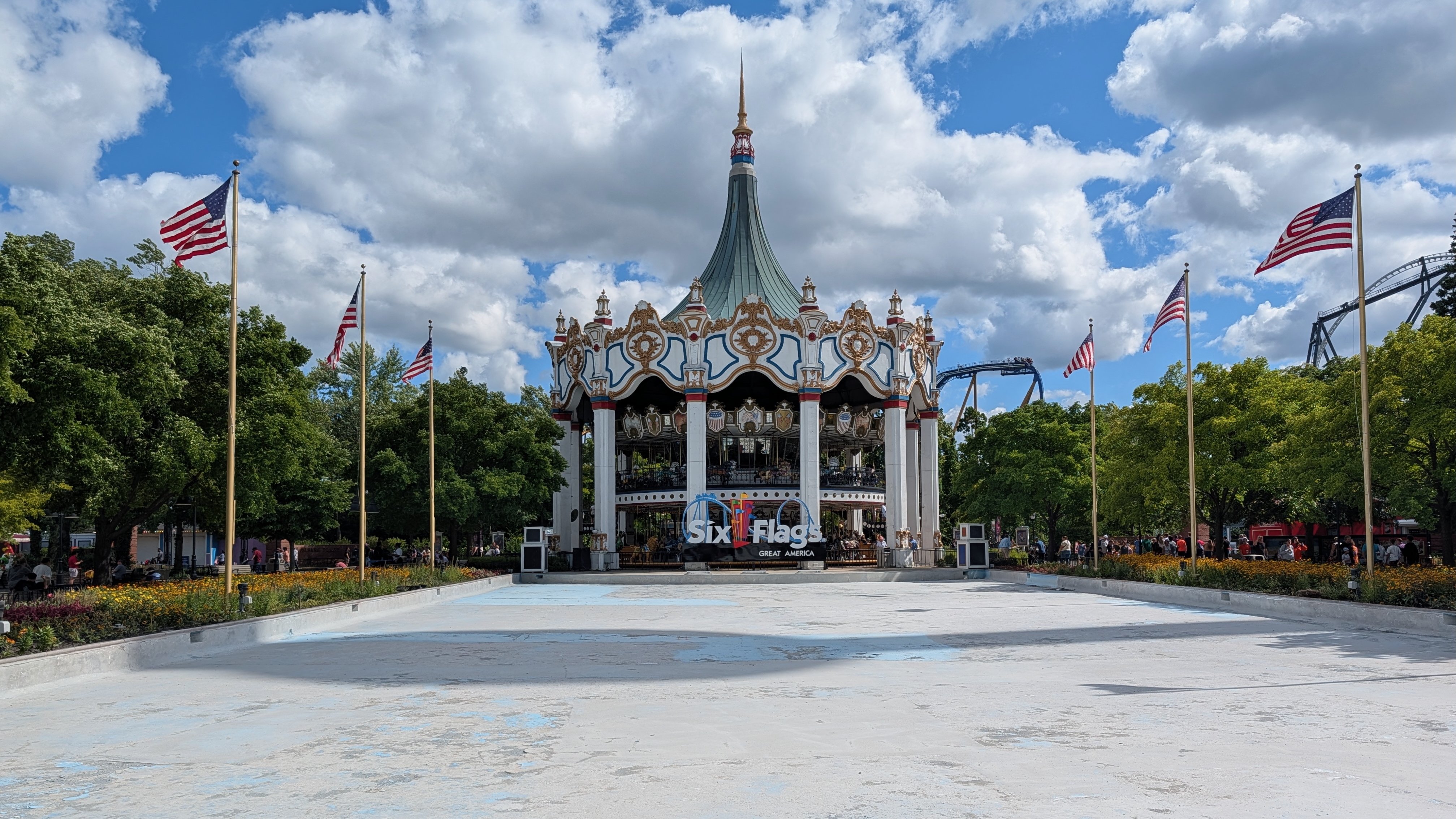 Foto Carousel di Six Flags diambil oleh Pixel 10 Pro Camera