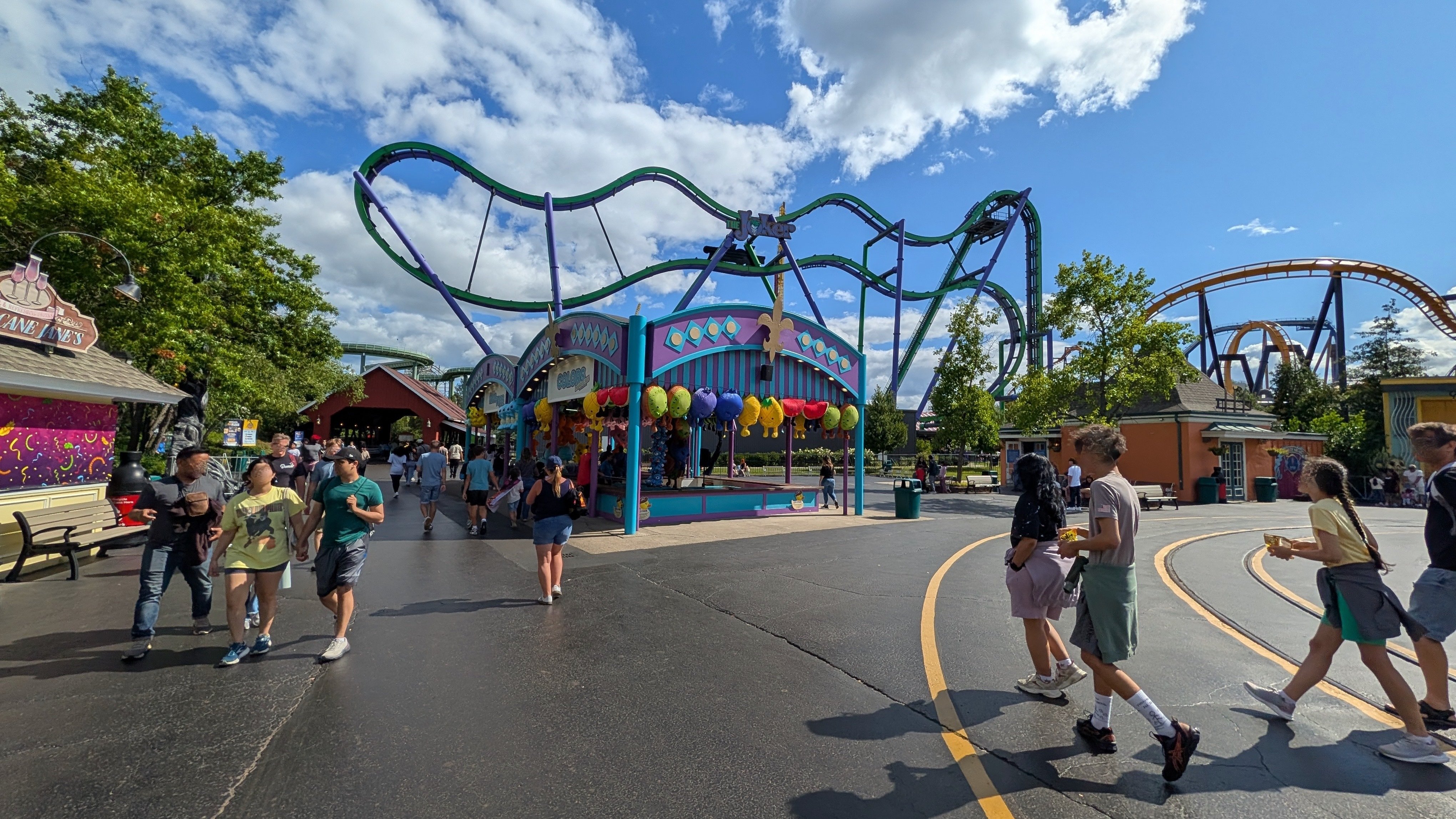 Foto ultra-selebar taman hiburan dan roller coaster