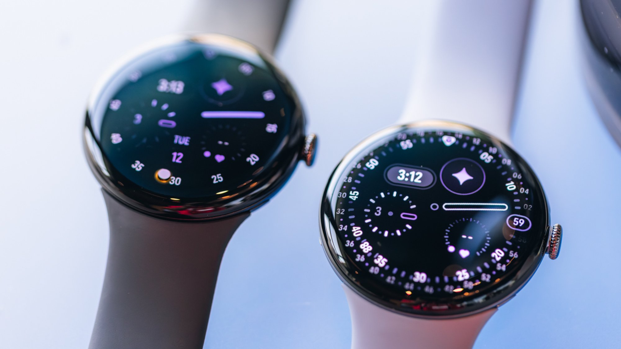 Potret close-up dari dua jam tangan pintar Pixel Watch 4