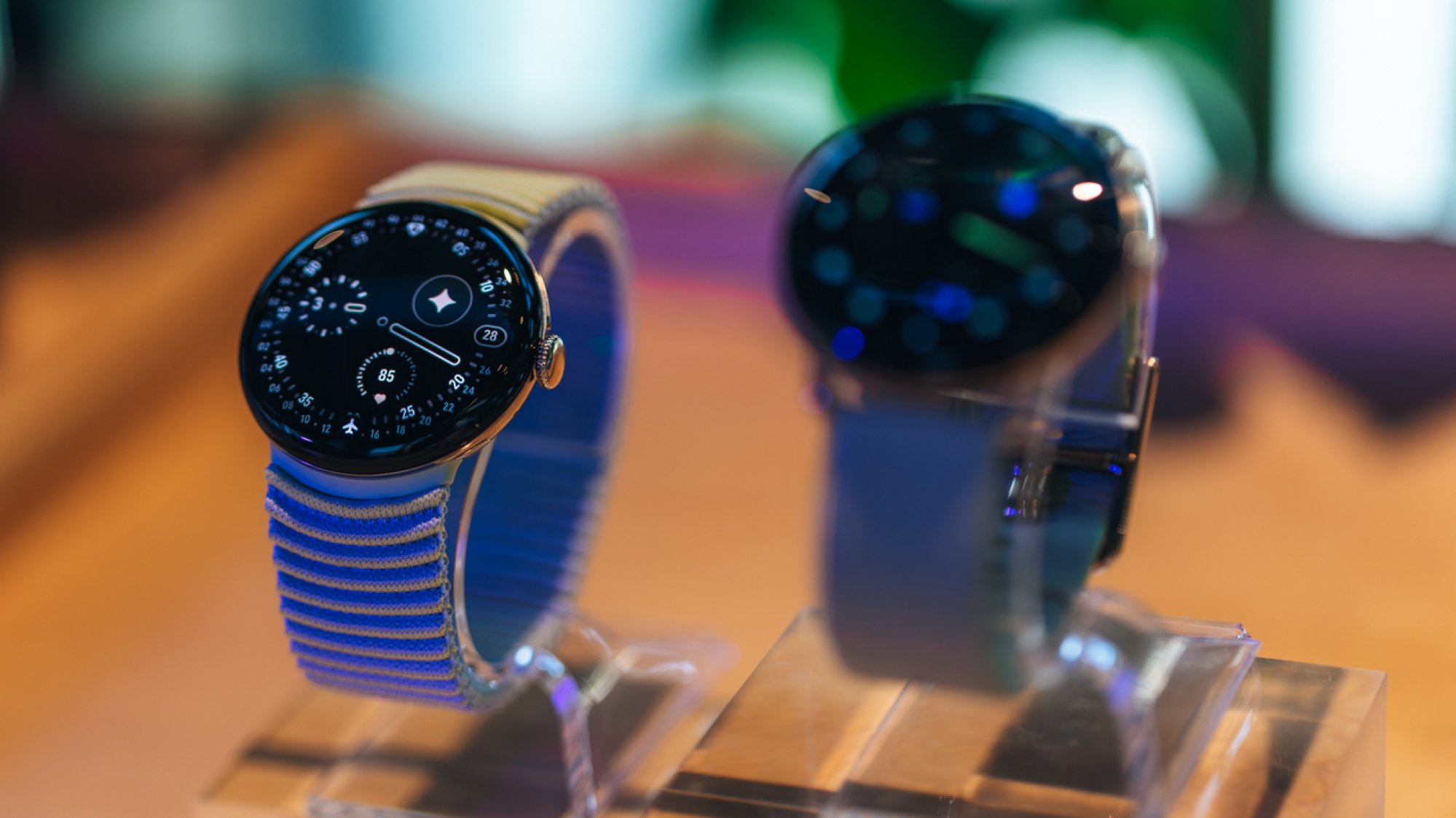 Potret close-up dari dua jam tangan pintar Pixel Watch 4