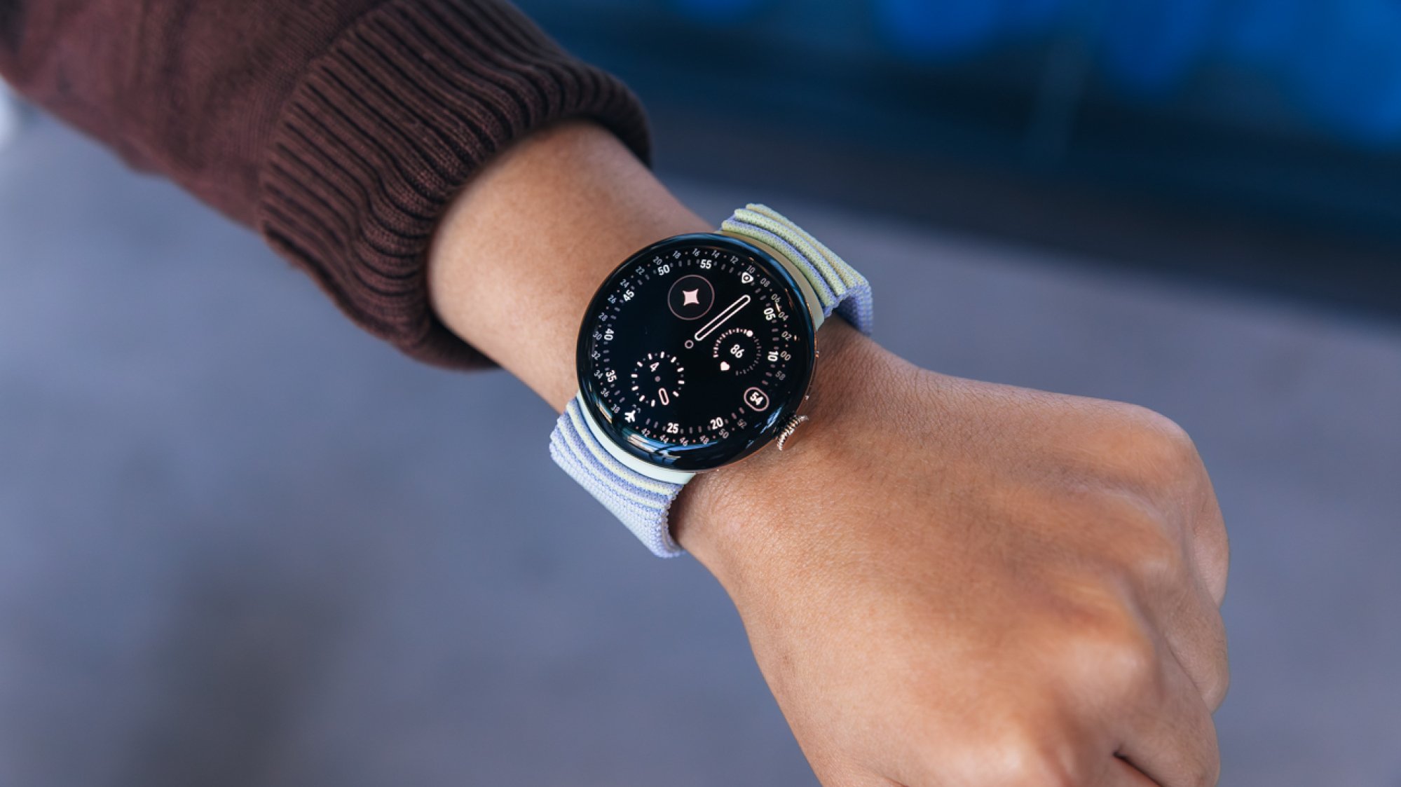 Pixel Watch 4 di pergelangan tangan pria