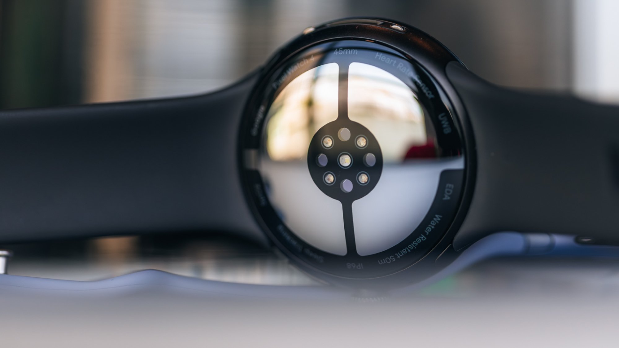Close-Up dari Back of Pixel Watch 4