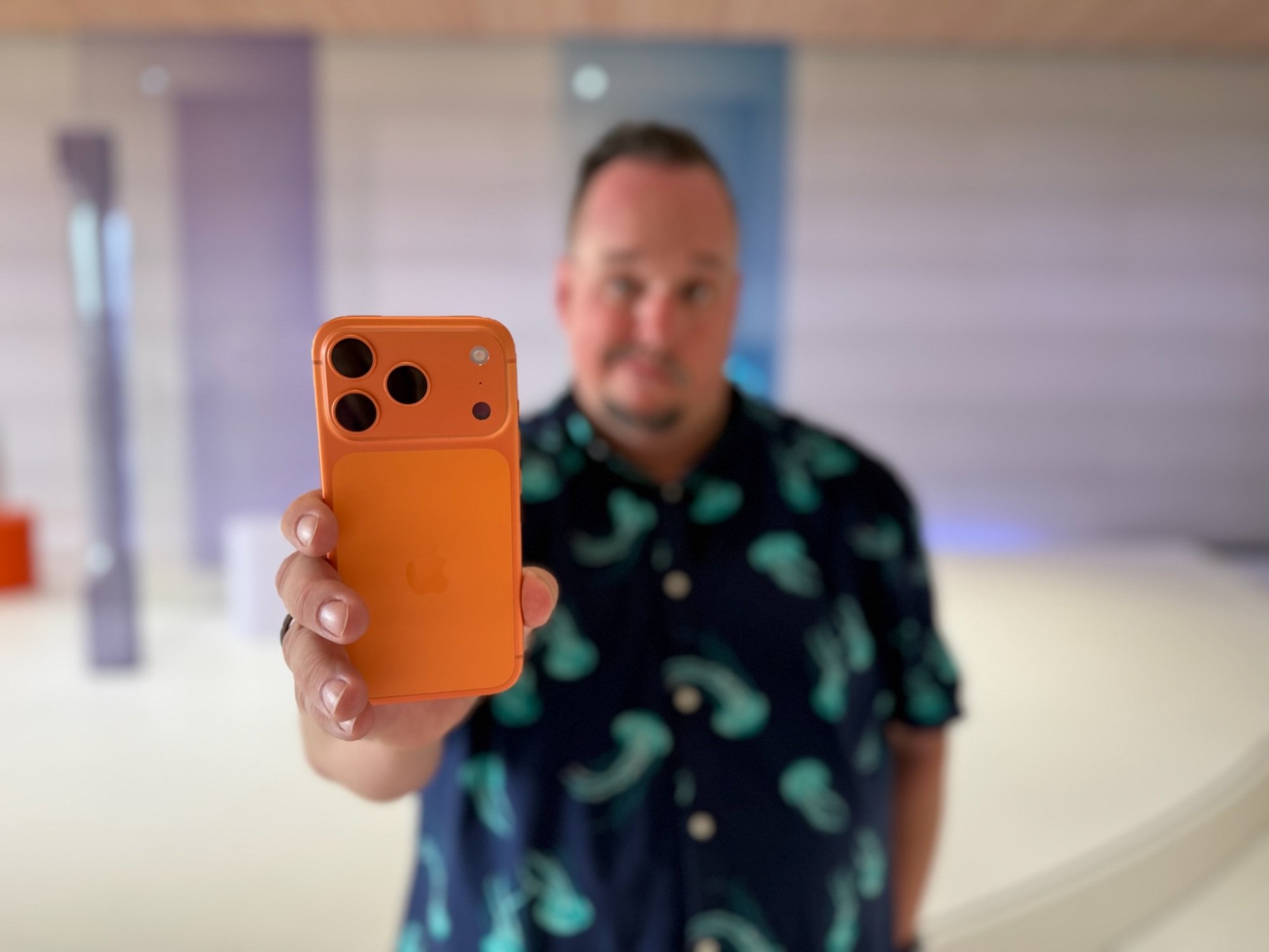 Patrick Holland dari CNET mengambil selfie dengan iPhone 17 Pro