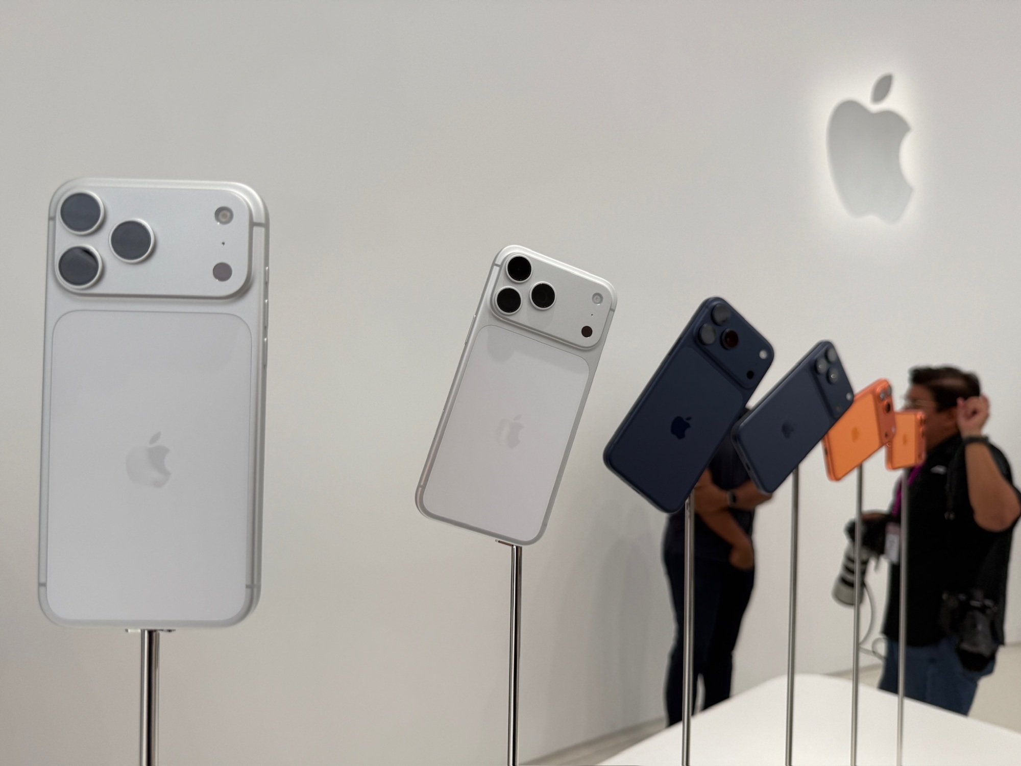 Ponsel Pro iPhone 17 dipajang di Apple Park