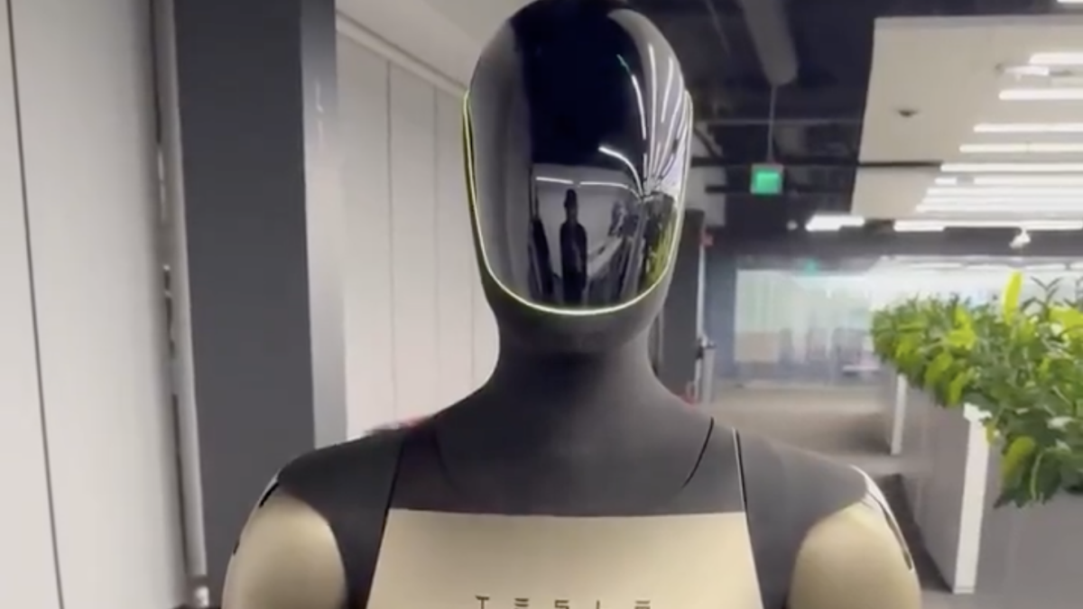 Robot Teslas Optimus dengan grok yang ditampilkan di video. Tidak terkesan.