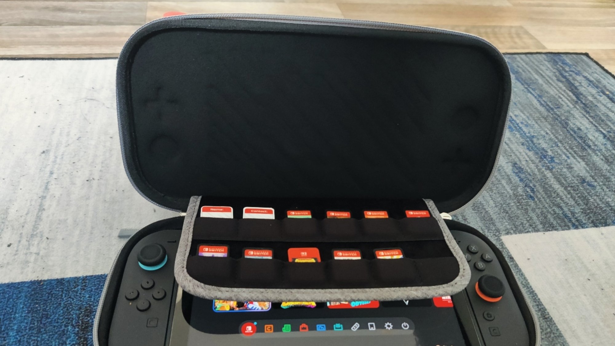 Bagian dalam tomtoc switch 2 case pembawa, menunjukkan kantong kartrid 12 game