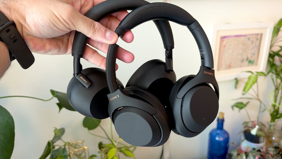 Headphone Sony XM4 masih terdengar sangat bagus di tahun 2025. Label harganya bahkan lebih baik.