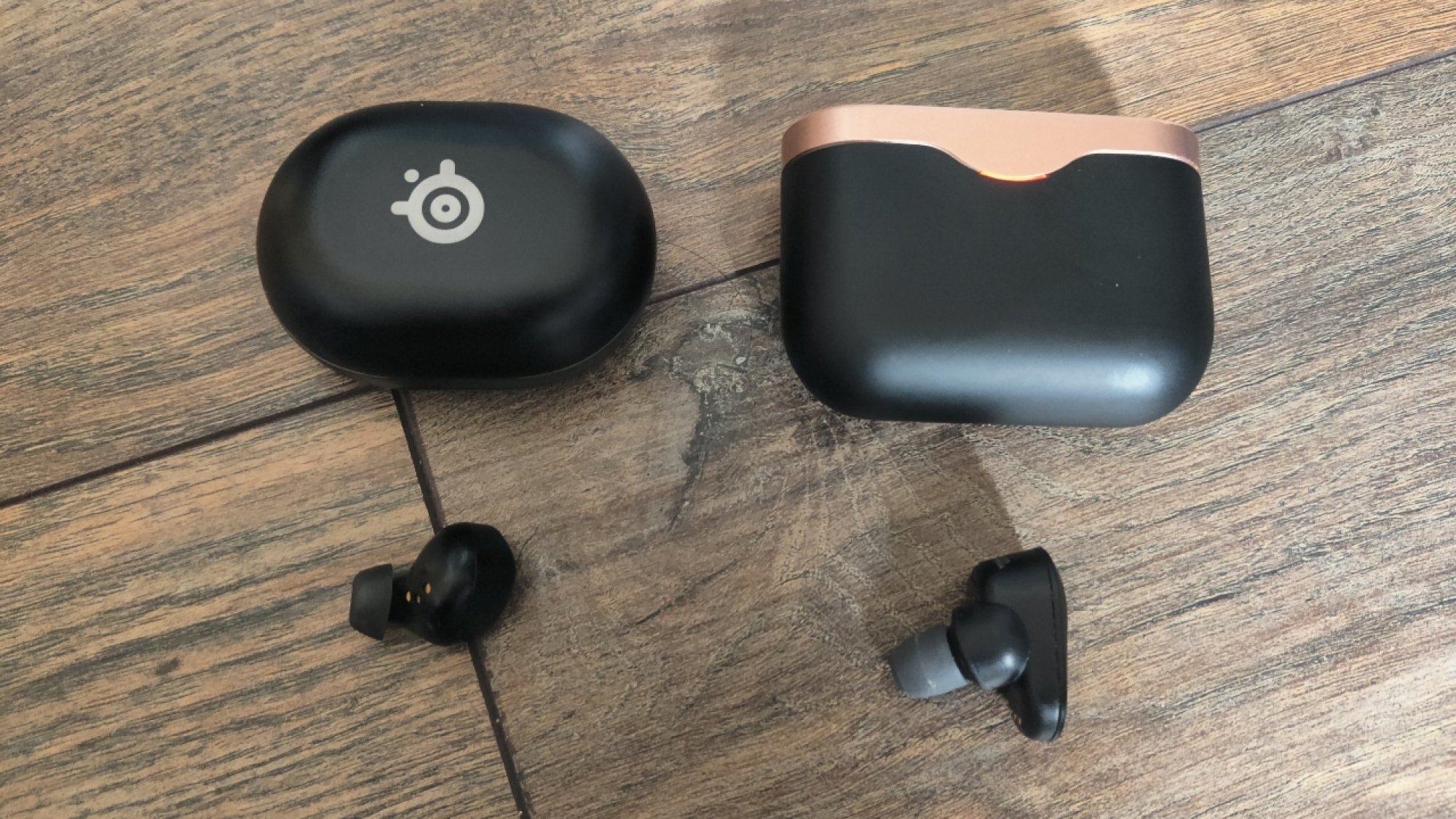 The Steelseries Arctis GameBuds X di sebelah Sony WF-1000XM3