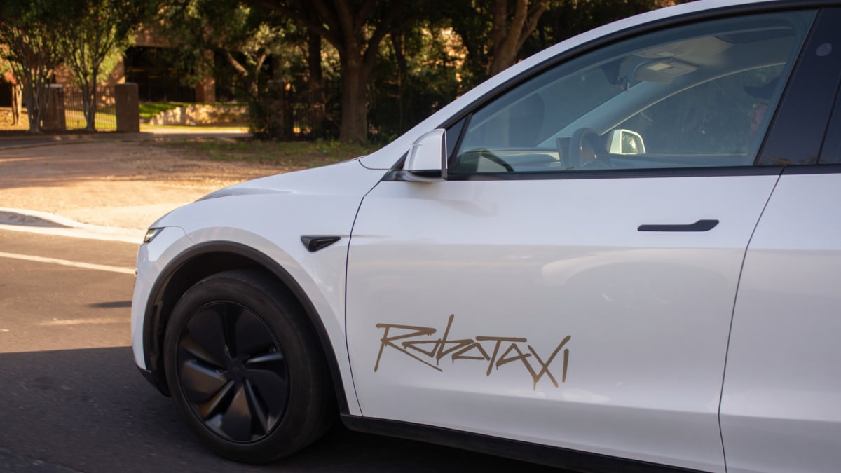 Tesla meluncurkan layanan robotaxi di Bay Area, tetapi ada tangkapan (manusia)